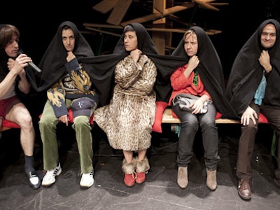 Oskar Gomez Mata / Suis à la messe, reviens de suite